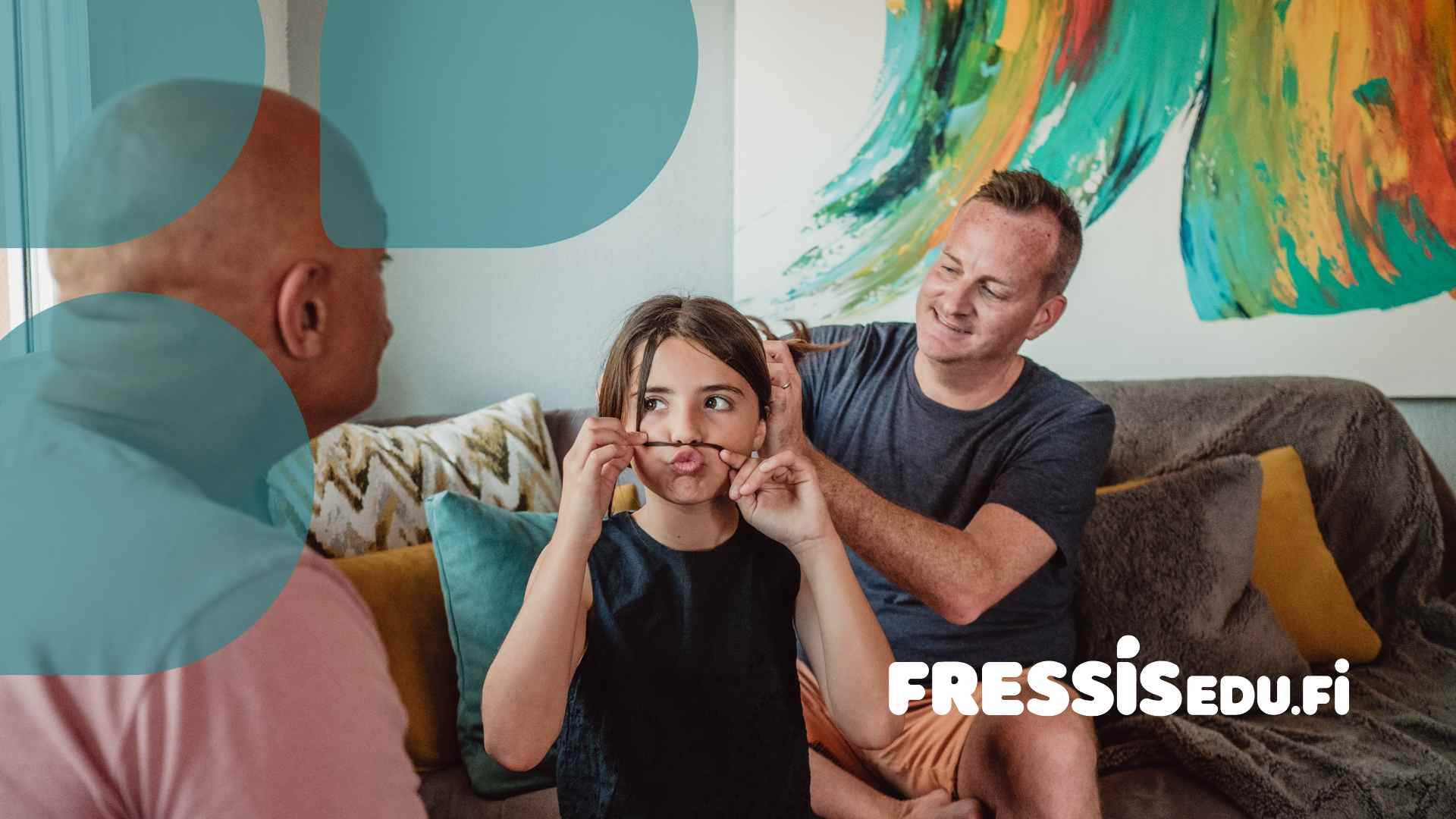 Lapsi istuu sohvalla kahden aikuisen välissä. Toinen aikuisista laitta lapsen hiuksia kiinni. Yläreunassa vaalean turkooseja pisaran muotoisia kuvaelementtejä.