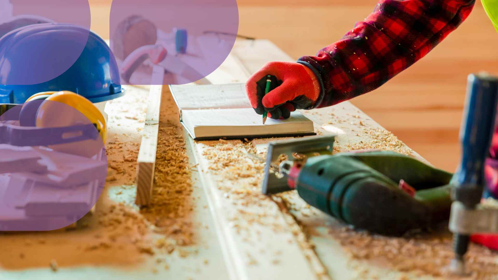 Kuvassa henkilön käsi ja kädessä punainen suojakäsine. Henkilö merkkaa kynällä laudan palaseen. Pöydällä sahanpurua. Kuvan yläreunassa läpikuultavia violetteja pisaran muotoisia kuvaelementtejä.