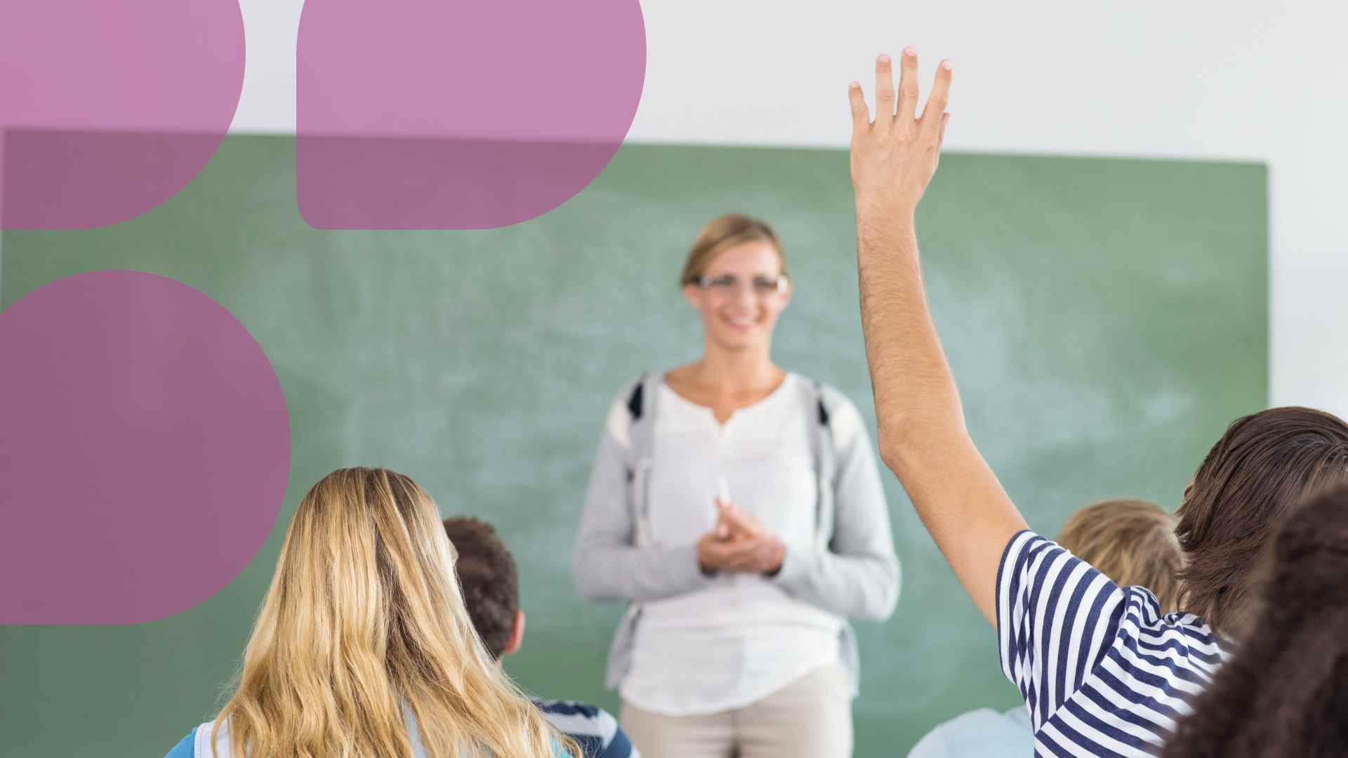 Opettaja seisoo luokkahuoneessa liitutaulun edessä ja etualalla oppilaita selin joista yksi viittaa. Yläreunassa pinkkejä pisaran muotoisia kuvaelemenettejä.